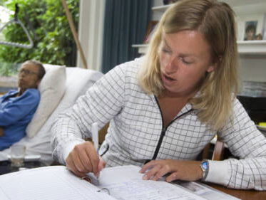 Tientallen ziekenhuizen geven kwetsbare ouderen thuis nazorg