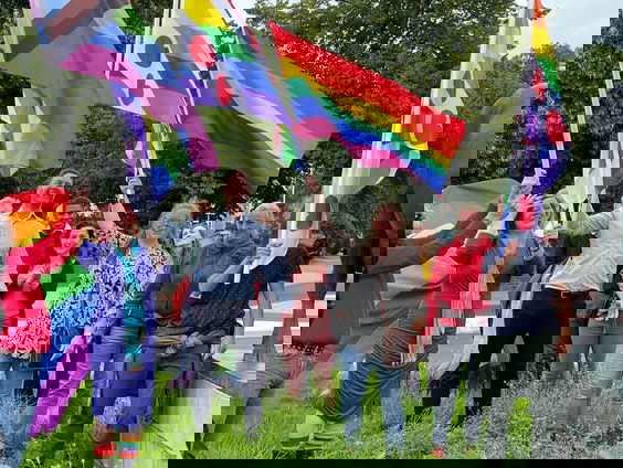 Friese regenboogvlag wordt opgehangen in Leeuwarden