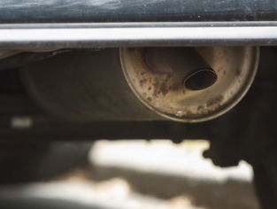 Mag de Europese Commissie auto's testen op uitstoot?