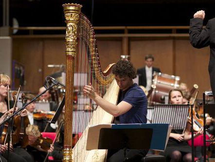 Harpist Remy van Kesteren speelde 'Refugee' speciaal voor Start!