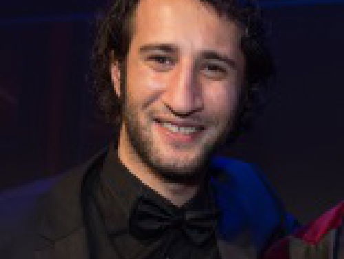 Acteur George Tobal leest voor uit Nachtvlinders