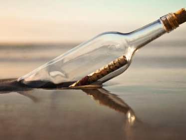 Strandjutter vindt in flessenpost zijn levenswerk