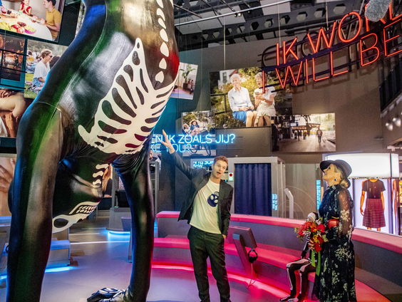 Kunstenaar Florentijn Hofman over zijn 'Selfiepanda'