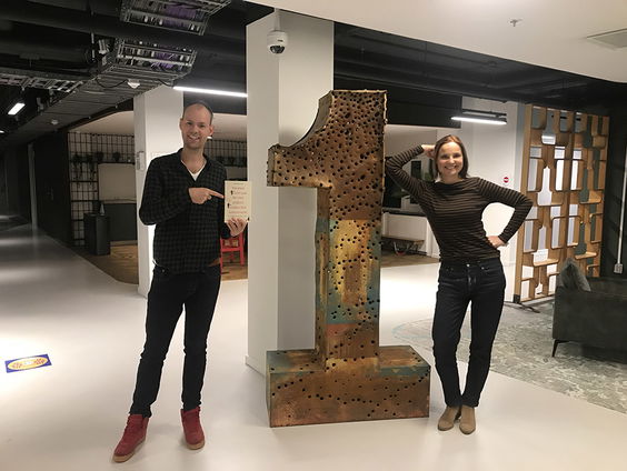 Lezen in het Donker: 'Humor is een van de vier pijlers onder het universum' met sociaal psycholoog Madelijn Strick