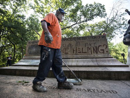 Wie zijn die standbeelden die in Amerika van hun sokkel gehaald worden?