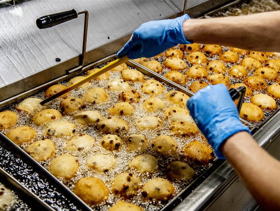 Willy's Vet verzamelt oud frituurvet in om om te zetten in bio-diesel: 'Gooi het vooral niet in de riolering'