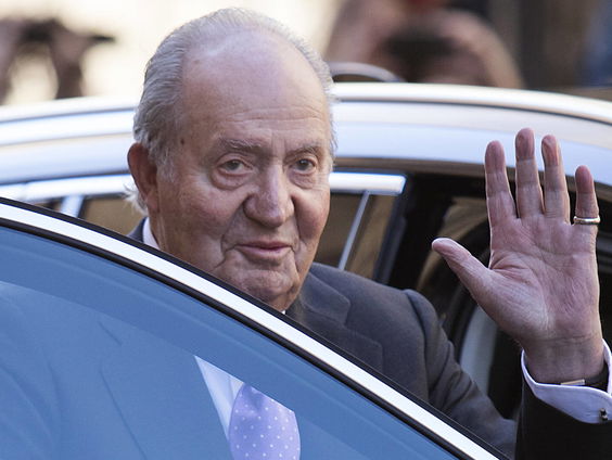 Omstreden oud-koning Juan Carlos vertrekt uit Spanje