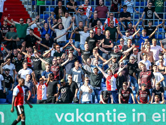 Zachtjes hoera roepen bij een doelpunt, dat is gekkigheid.