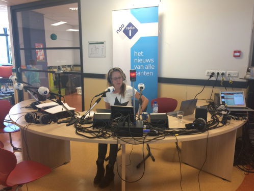 Paul van Meenen en Juf Marleen in gesprek met groep 8