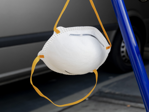 Hoe ze in de Bijlmerbajes 150.000 mondkapjes per dag gaan maken