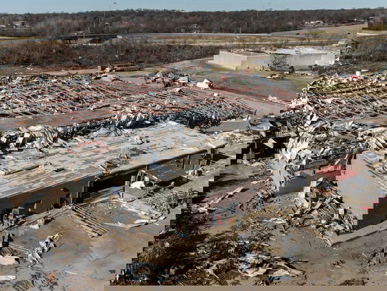 Acht doden in kaarsenfabriek door tornado Kentucky