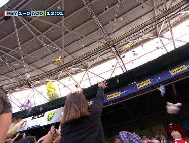 Publiek gooit minuut lang knuffels naar zieke kinderen