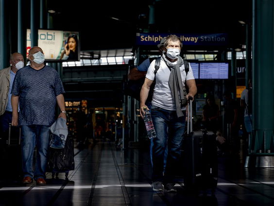 Stand.nl: De coronaregels moeten veel strenger gehandhaafd worden