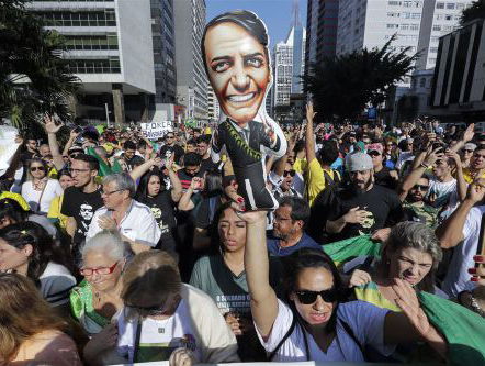 De man die Brazilië splijt