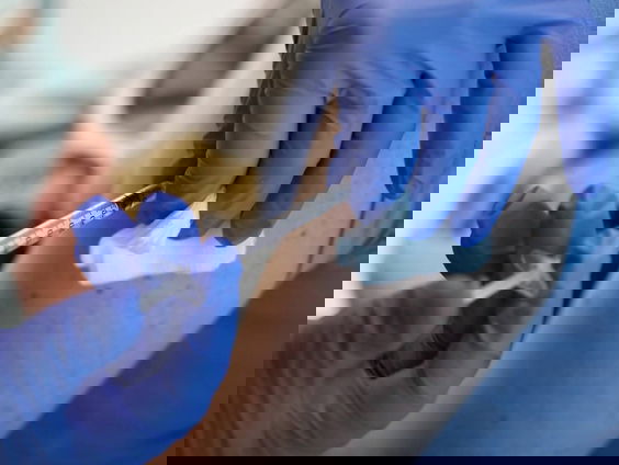 Vaccineren werkt tegen IC-opnamen, maar 'nog onduidelijk of het werkt tegen besmettelijkheid'