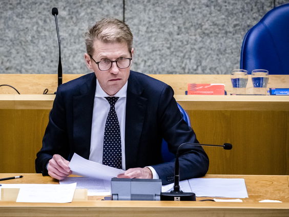 Moeders die kind onder druk afstonden voor adoptie in gesprek met demissionair minister