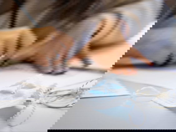 Deveney had schulden en geeft nu les aan jongeren in het mbo over geldzaken