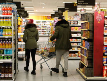 Twee grote supermarktenketens verlagen de prijzen; volgt de rest?