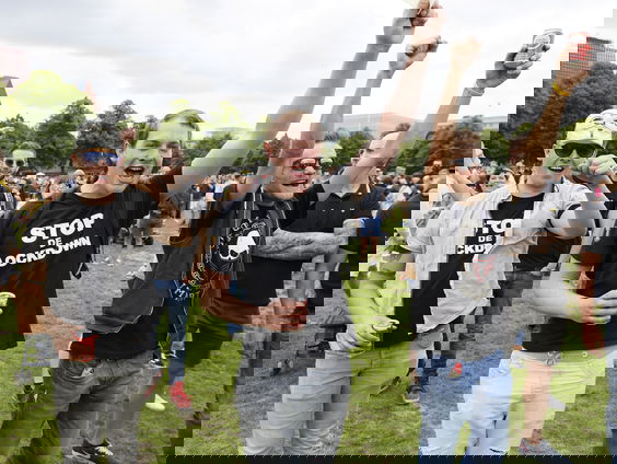 Bloemen, groepsknuffel en ME bij coronaprotest in Den Haag