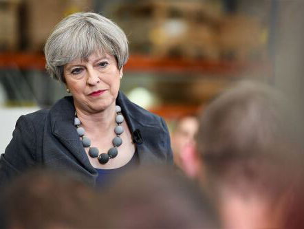 Premier May schiet zichzelf in de voet