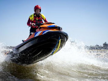 ‘We overschatten onze eigen zwemvaardigheden in hele grote mate’