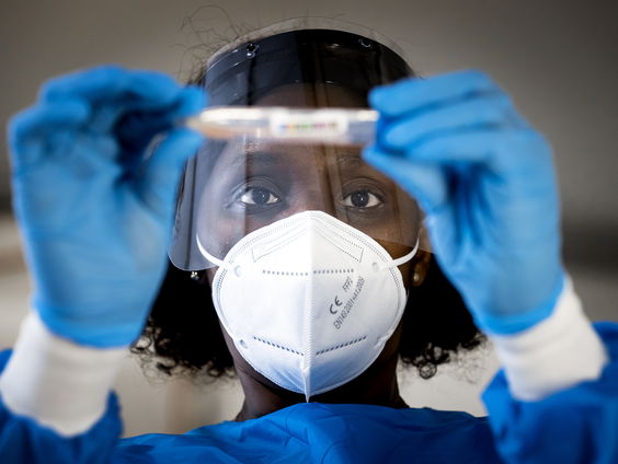 Zorg- en onderwijspersoneel krijgen voorrang bij coronatest