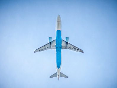 Helpt je vliegreis compenseren echt voor het milieu?