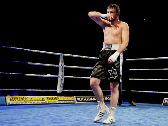 Wat was de rol van een groep boksers in de razzia's