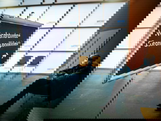 Arts-microbioloog Alex Friedrich verlaat Nederland