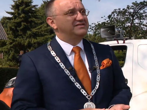 Lintjes uitreiken met megafoons: zo deden ze het in Echt-Susteren