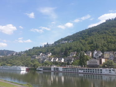 Champagne schenken en hutten poetsen