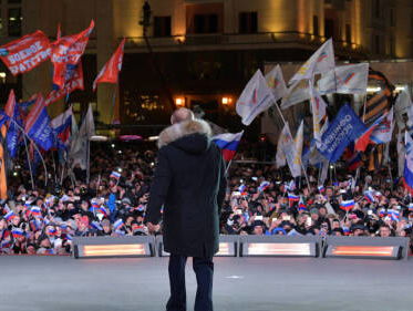 Russische kiezer stemt opnieuw voor zes jaar Poetin: 'Rusland, Rusland!'