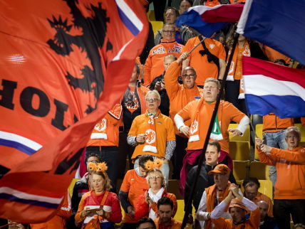 'Bestuur Supportersclub Oranje verrijkten zich met geld van fans'
