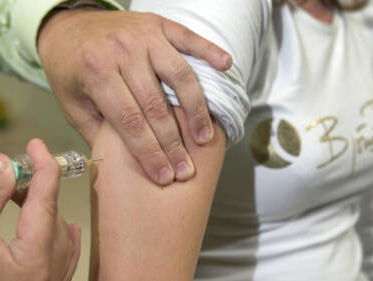 Jeugdartsen vragen niet-gevaccineerde jongeren om besluit te heroverwegen