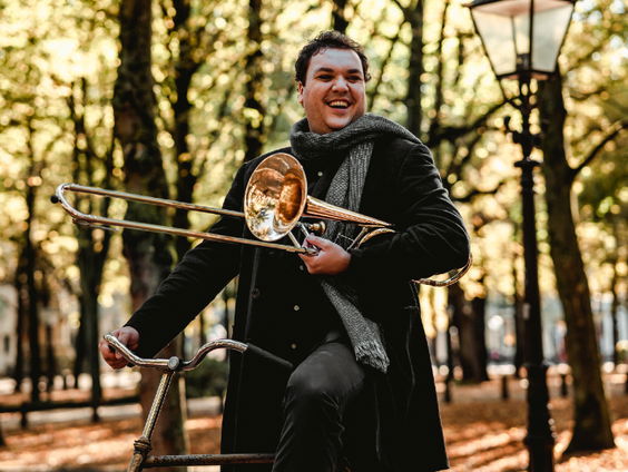 Trombonist Sebastiaan Kemner speelt live