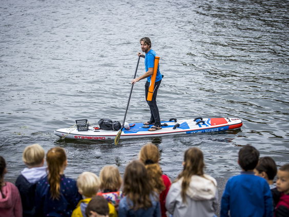 Merijn Tinga supt 550 kilometer voor afvalscheiding op scholen