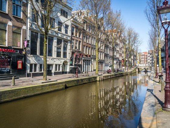 Moet Amsterdam het aantal toeristen maximeren?