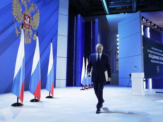 Poetin houdt de gemoederen bezig zonder iets te zeggen