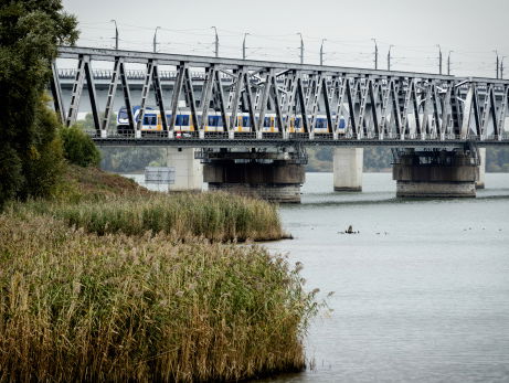 Spoorlijn op de Moerdijkbrug op de schop
