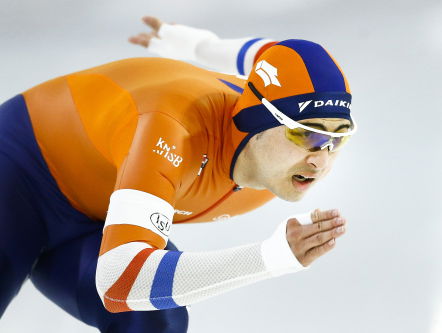 Kai Verbij wint de 500 meter op de WK allround