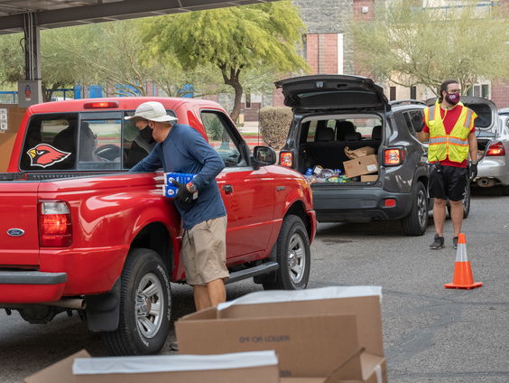 Lange rijen voor de voedselbank in Tucson, Arizona