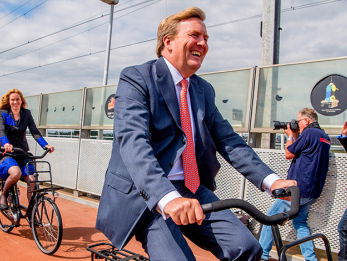 Is Willem-Alexander 'te gewoon' als koning? 'Hij staat in de rij bij Albert Heijn'