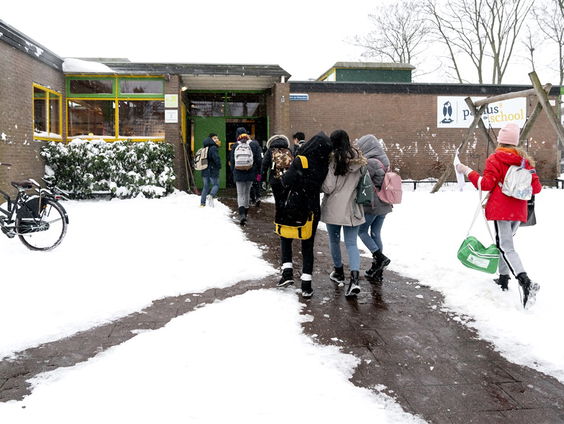 Heemskerk dicht, Hilversum open: scholen mondjesmaat weer aan de slag