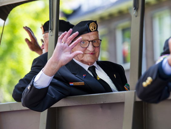 Brieven en bloemen voor veteranen uit Wageningen