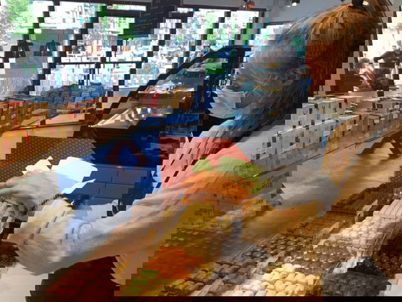 Nederlanders snoepen meer in coronatijd, vooral chocola, winegums en drop