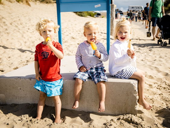 In strijd tegen de hitte: 'Draag weinig kleding en neem een ijsje'