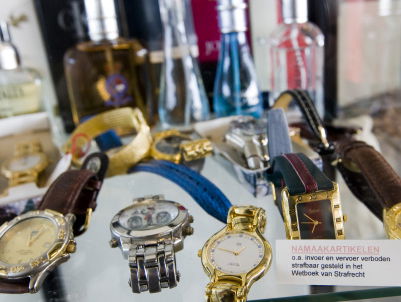 Namaak merkartikel doorverkopen: is dit strafbaar?