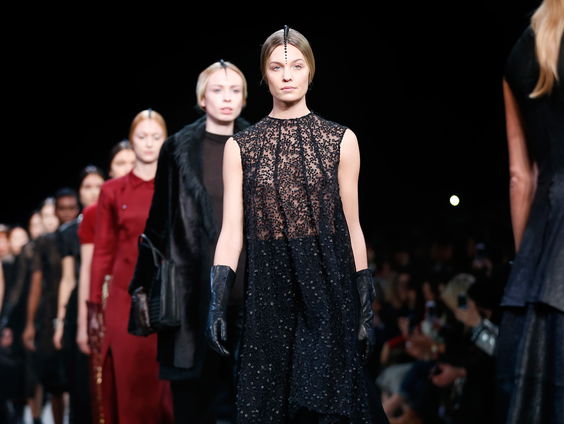 Hoe mode-ontwerpers zich staande houden in coronatijd