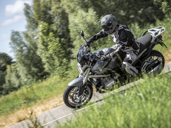 Het dragen van een motorpak moet verplicht worden.