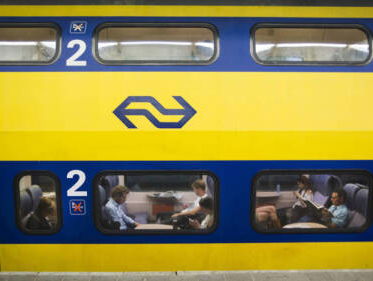 Treinen in Amsterdam bekogeld met zwaar vuurwerk